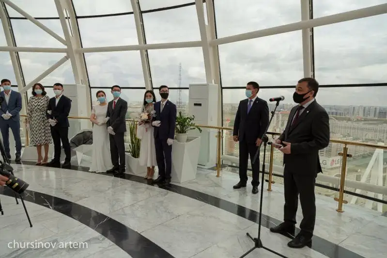 Молодоженам торжественно вручили свидетельства о браке в Нур-Султане