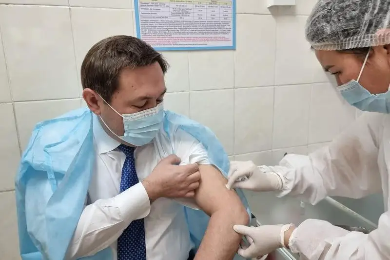 Шымкент қаласының әкімі қай екпемен ревакцинация жасады
