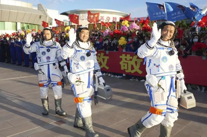 Китайские космонавты вошли на борт собственной орбитальной космической станции