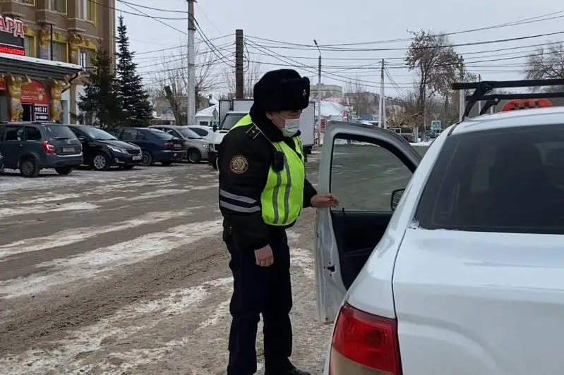 Нелегальных перевозчиков выявляют костанайские полицейские