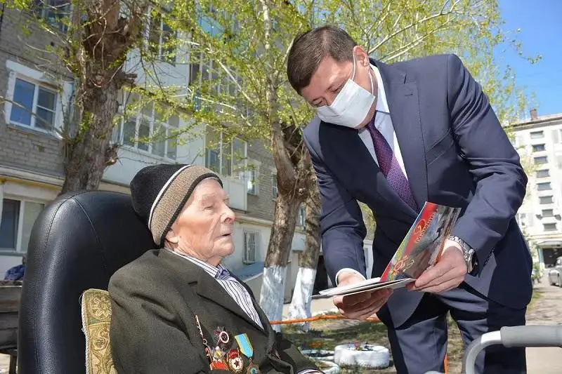 Petropavlda polıtseıler 99 jastaǵy soǵys ardagerine arnap, aýlada kontsert uıymdastyrdy
