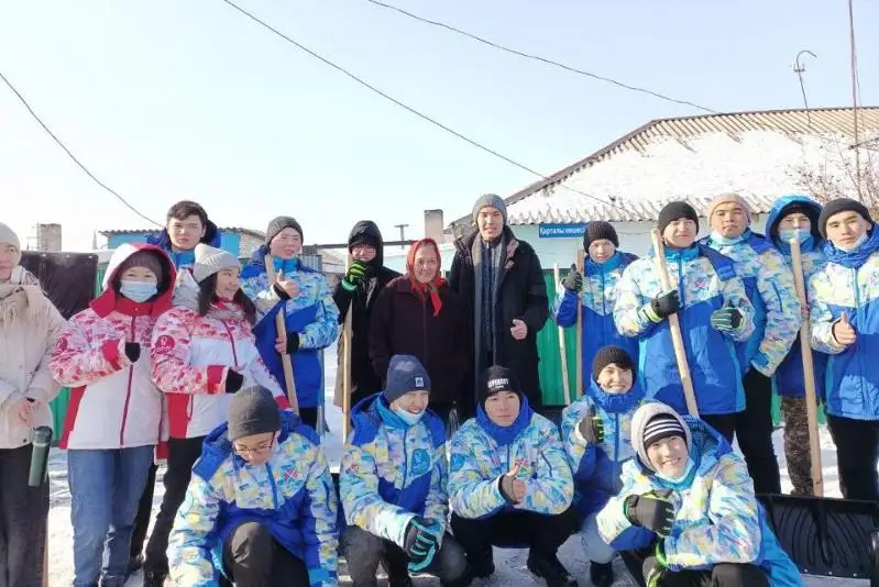 Столичные волонтеры продолжают акцию по уборке снега во дворах одиноких пенсионеров