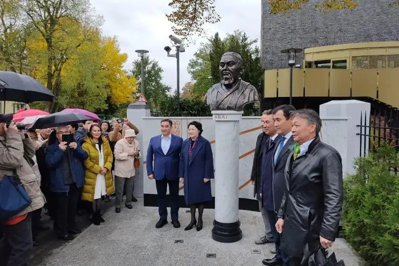 Памятник Абаю Кунанбайулы открылся в Берлине
