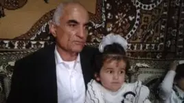 Гүлнигор атасы Нажмиддин Киемиддиновтің алдында отыр. Тәжікстан, 30 қазан 2013 жыл.