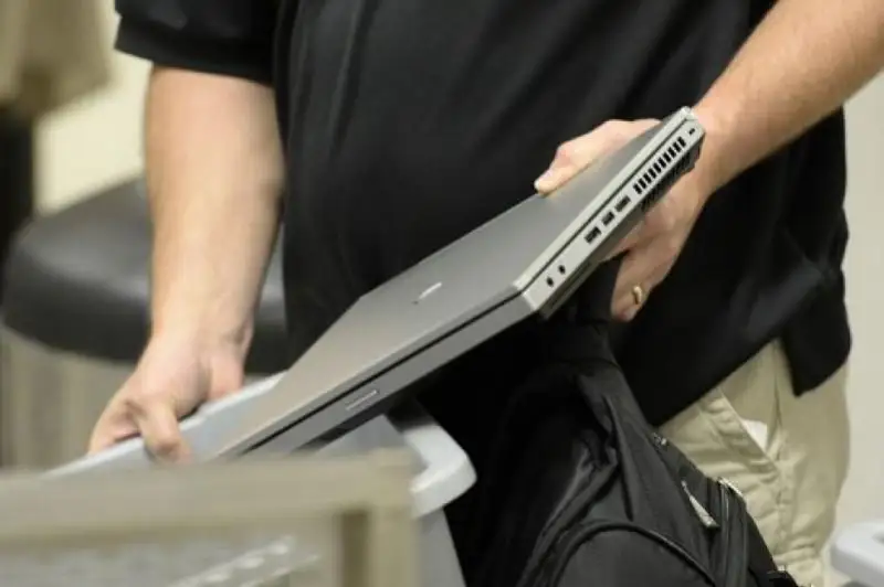 12 ноутбуков украл работник из школы в Уральске