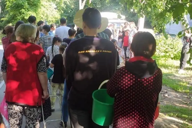 Большая очередь за водой попала на видео в Алматы