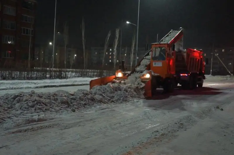 Petropavldan qys bastalǵaly 300 myń tekshe metrge jýyq qar shyǵaryldy