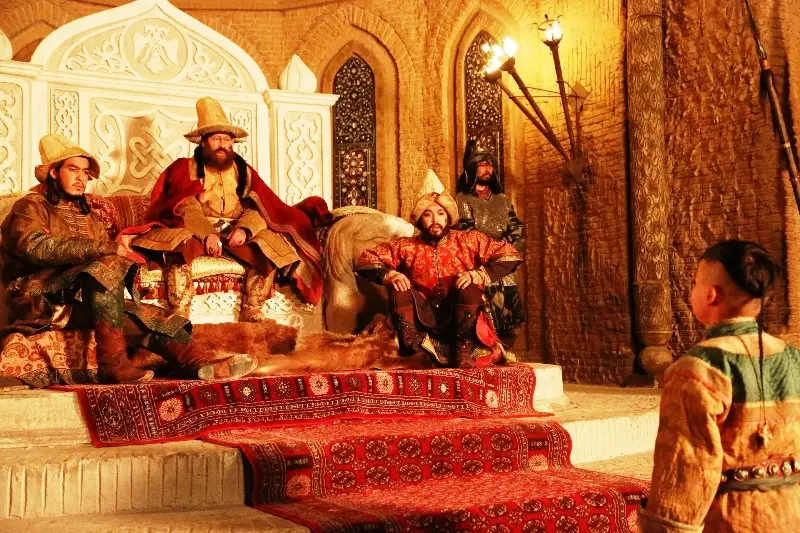 حاندار مىنگەن التىن تاق قايدا؟