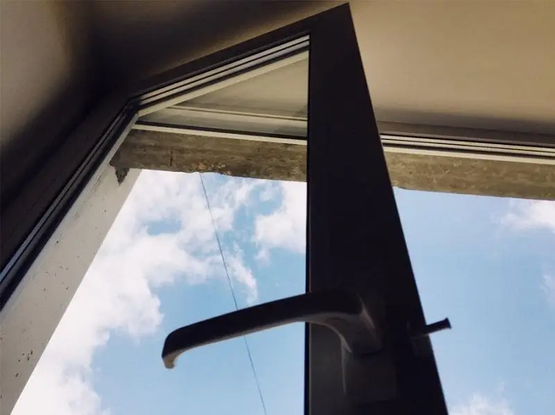 Причину смерти выпавшего из окна акимата мужчины назвали в Караганде