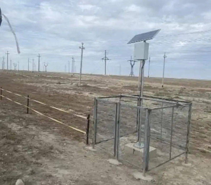 Атырауда жол жиегіндегі қоршау мал жүрмес үшін токқа қосылды