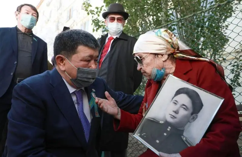 Mahambet Dosmuhambetov soǵys ardagerlerin úıine baryp quttyqtady