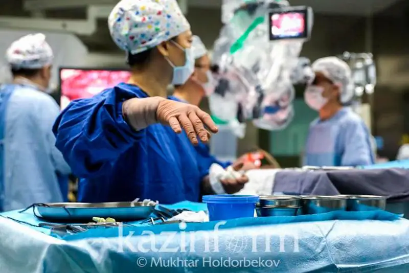 Женщину с запущенной формой рака спасли в Алматы