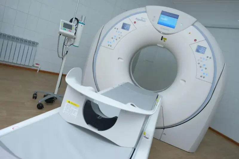 Qaraǵandy medýnıversıtetiniń klınıkasynda mýltıspıraldy tomograf ornatyldy
