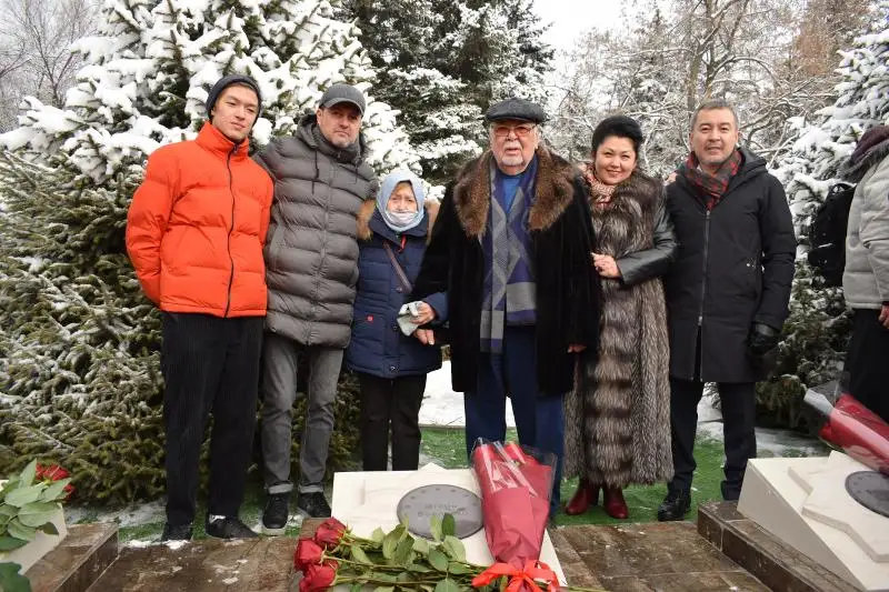 Almatydaǵy Juldyzdar alleıasy kıno ónerine eńbek sińirgen tulǵalardyń esimderimen tolyqty