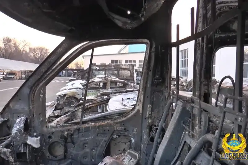 Полиция Алматы показала искореженный автопарк