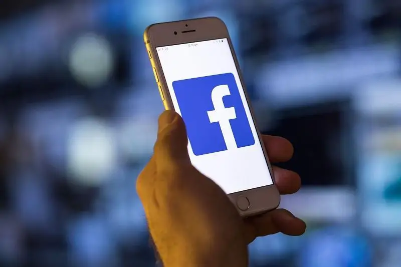 Facebook kompanııasy áleýmettik jelilerdegi aqaýdan 50 mlrd dollar joǵaltty