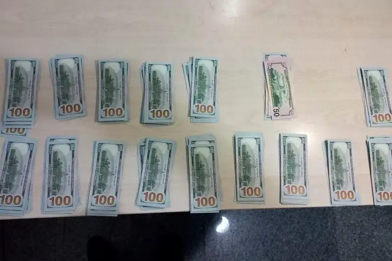 В аэропорту Актау задержан мужчина при попытке контрабандного вывоза валюты