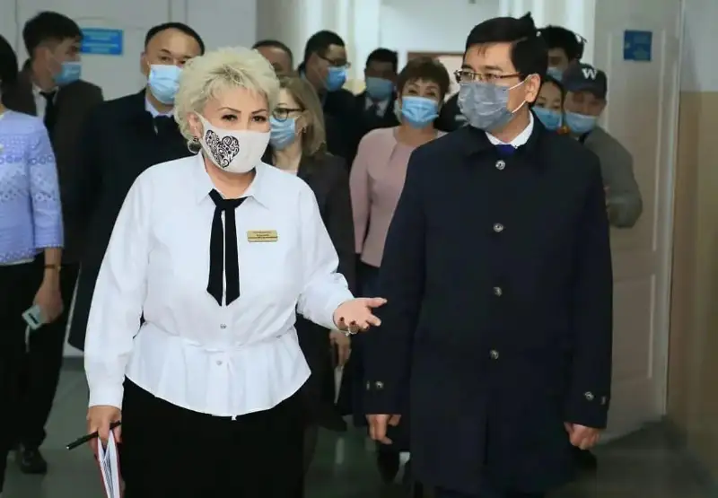 Асхат Аймагамбетов посетил школы и встретился с педагогами в Костанайской области