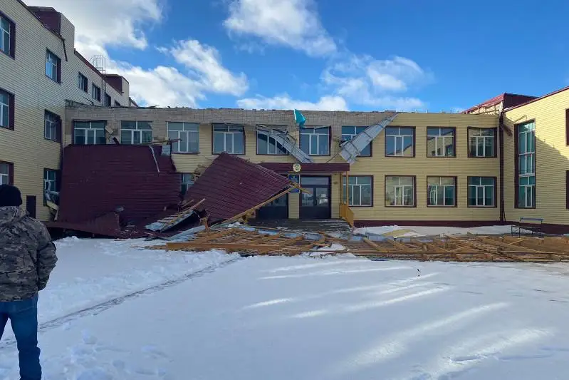 Ветром сорвало крыши со школы и многоэтажки в Атырауской области