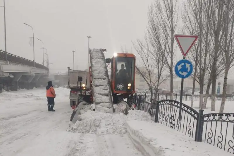 За прошедшие сутки с улиц и дорог Караганды вывезли девять тысяч кубометров снега