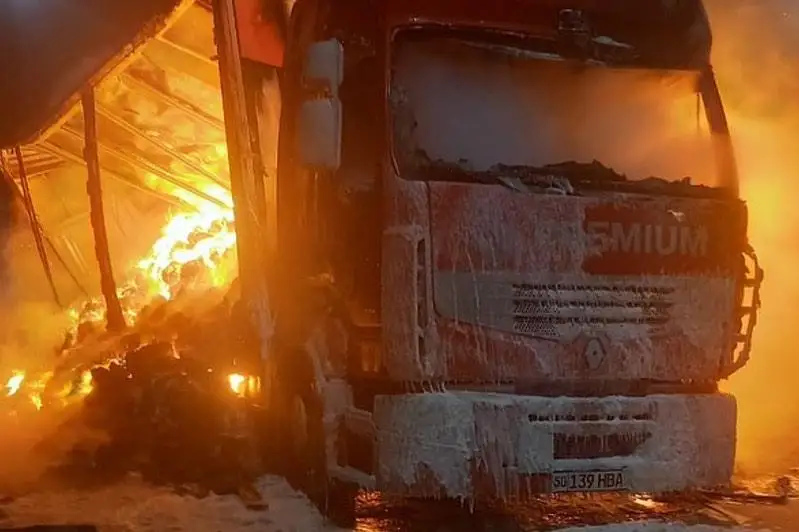 Грузовик с трикотажными изделиями сгорел дотла на трассе в Павлодарской области