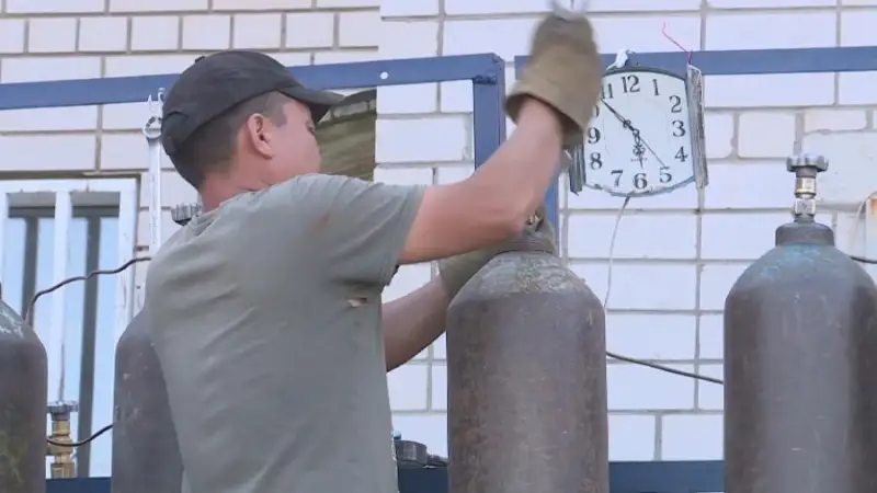 Волонтеры помогают разгружать кислородные баллоны в Актобе