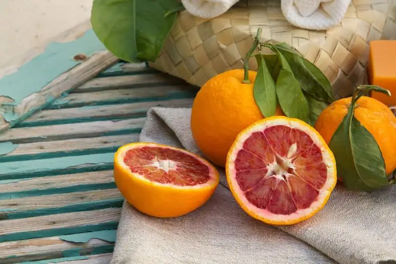 Фейк: Красные мандарины содержат «мутированную кровь»