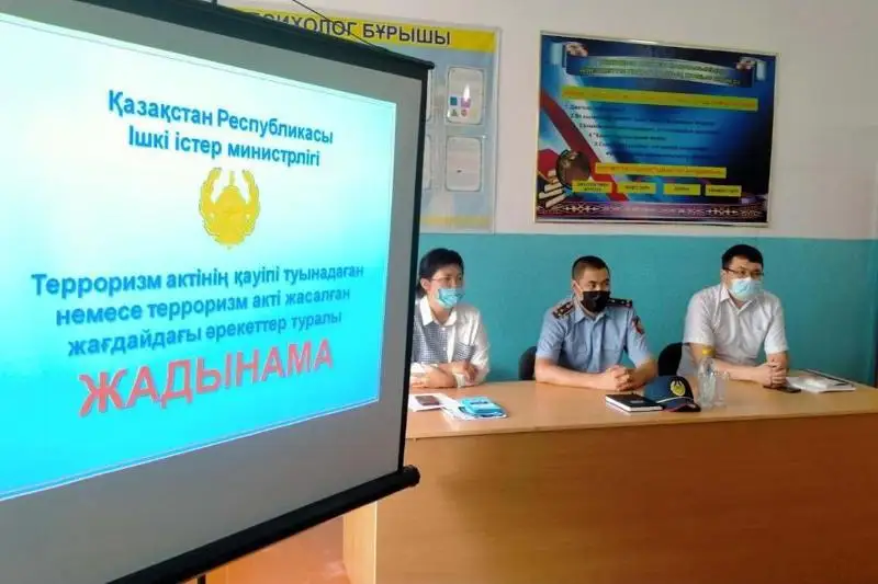 Сельские школы проверили полицейские в Актюбинской области