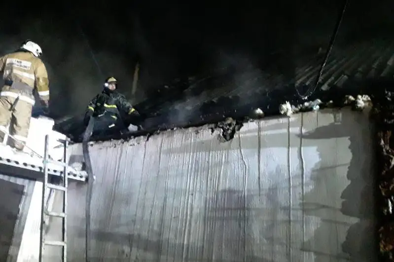 Огнеборец вынес газовый баллон из пожара в Павлодаре