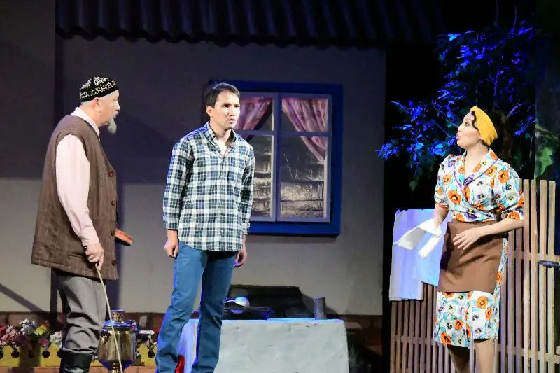 Muhtar Áýezov atyndaǵy teatr ártisteri aqmolalyq kórermendermen kezdesti