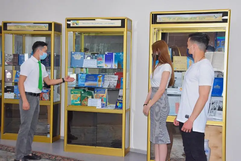 Книжная выставка ко Дню госсимволов проходит в Нацбиблиотеке РК