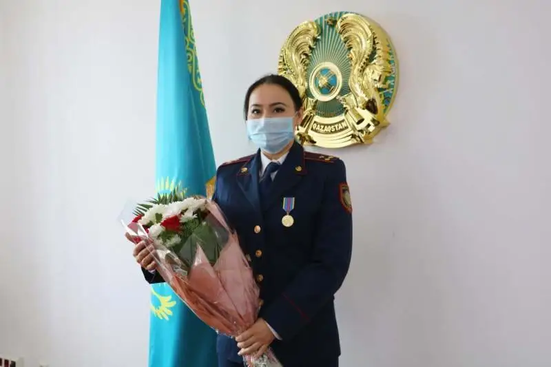 ShQO-da sýıtsıd jasamaq bolǵan adamdy qutqarǵan polıtseı kelinshek marapattaldy