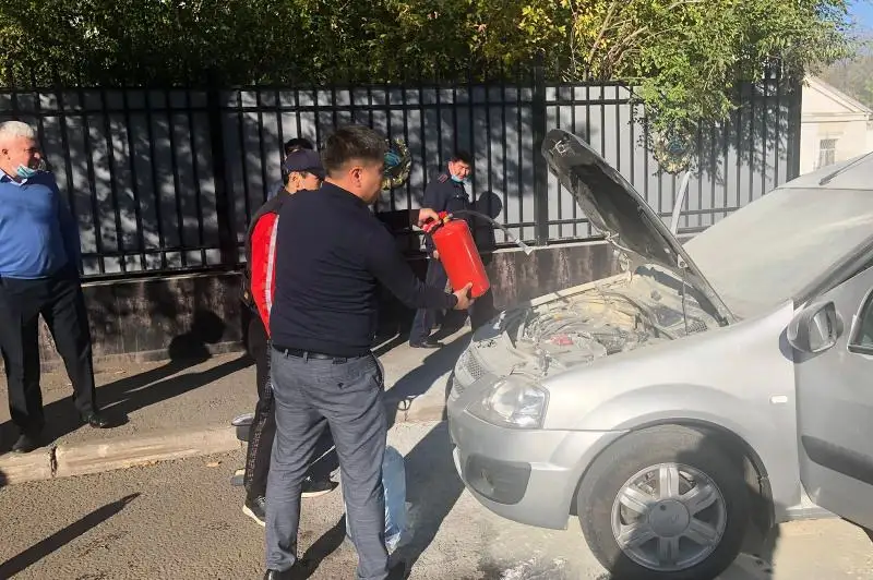 Транспортные полицейские помогли потушить загоревшийся автомобиль в Нур-Султане