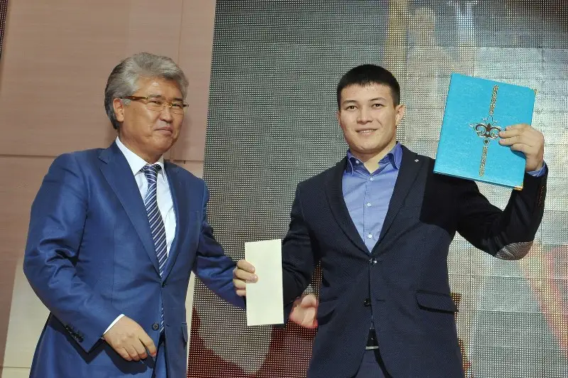 спортсменов 