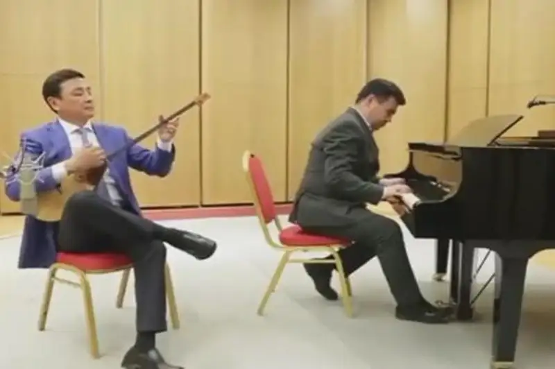 Алтай Кульгинов сыграл на домбре кюй