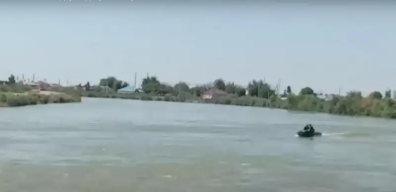 Автомобиль с пассажирами упал с моста в канал в Кызылординской области