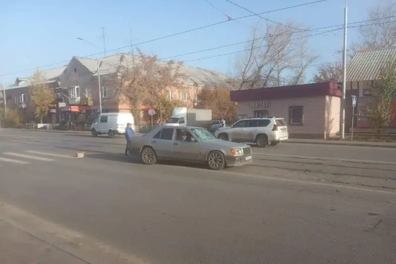 Óskemende jaıaý júrginshini qaǵyp ketken kólik saldarynan tramvaılar toqtady