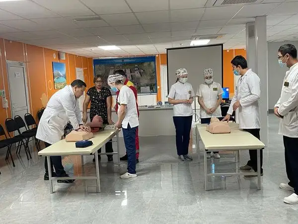 Túrkistandyq muǵalimder men polıtseıler jedel járdem kýrstarynan ótedi