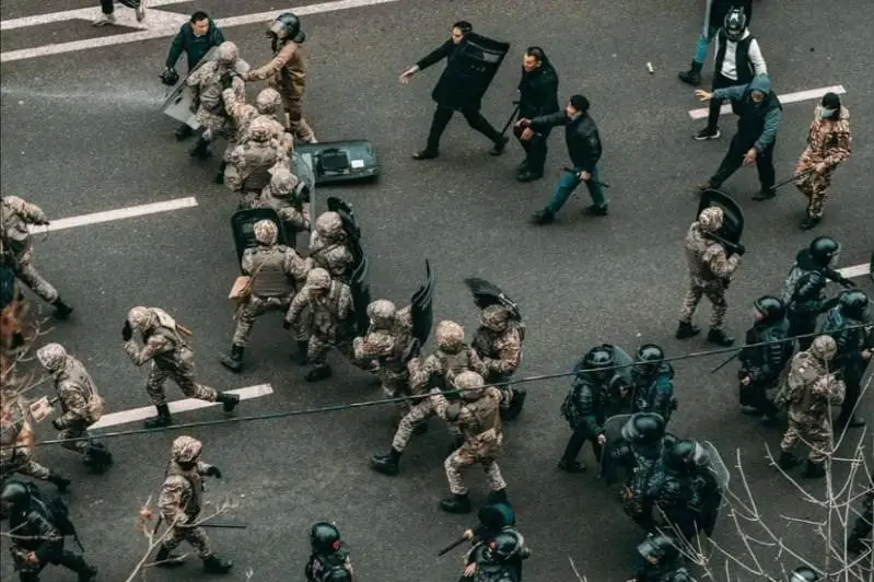 Были вооружены палками, арматурой, битами - очевидец рассказал, как толпа избивала военных в Алматы