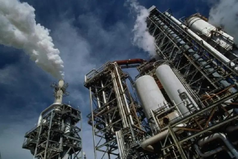 Ежегодно АНПЗ выбрасывает в атмосферу 10 тысяч тонн загрязняющих веществ - министр