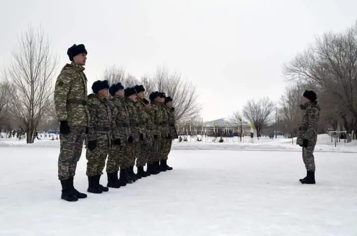 Солдат-великан служит в Восточном Казахстане