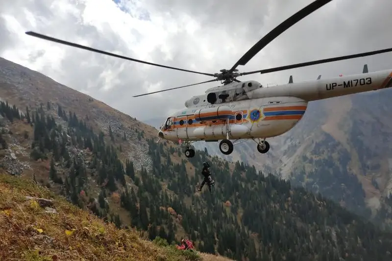 Úlken Almaty shyńynda qalyp qoıǵan týrıster tikushaqpen qutqaryldy