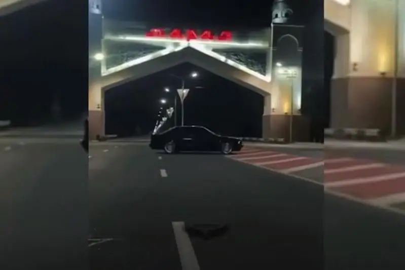 23-летний таразец дрифтовал у въездной арки в город