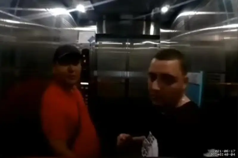 Мужчина разбил монитор в лифте ЖК в Нур-Султане