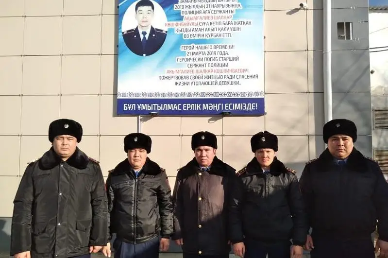 В Атырау полицейские спасли мужчину от прыжка с моста