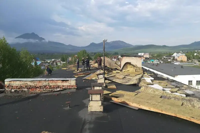 Ветер сорвал кровлю со здания колледжа в ВКО