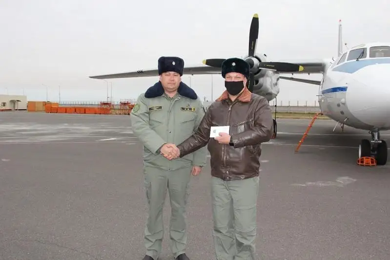 Спасшего жизнь пассажирке самолета майора Нацгвардии наградили в Нур-Султане