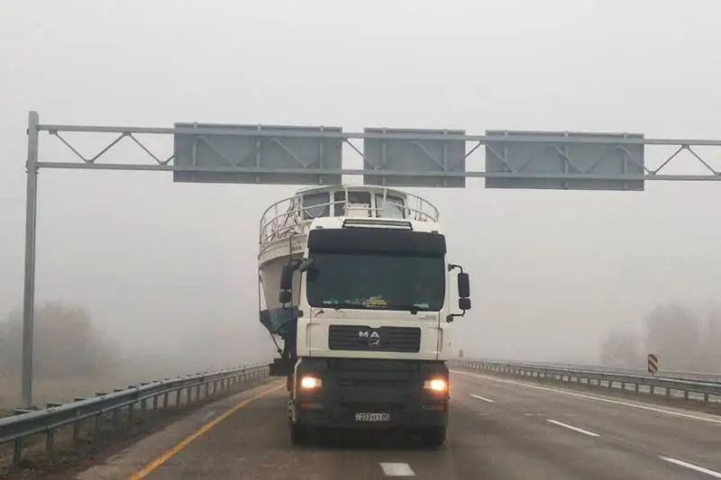 Большегруз с морским катером застрял на трассе в Жамбылской области