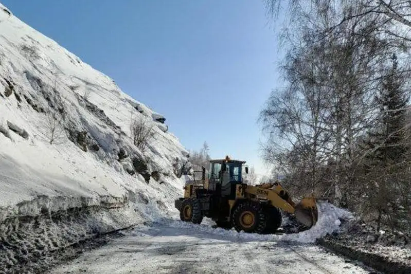 Шесть профилактических спусков лавин провели в ВКО