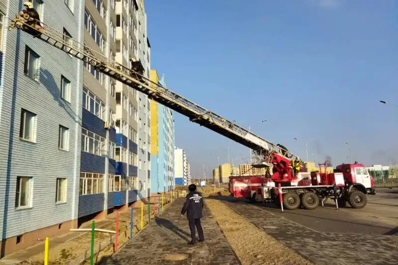 Semeıde tútin tumshalaǵan páterden qarshadaı 4 bala qutqaryldy